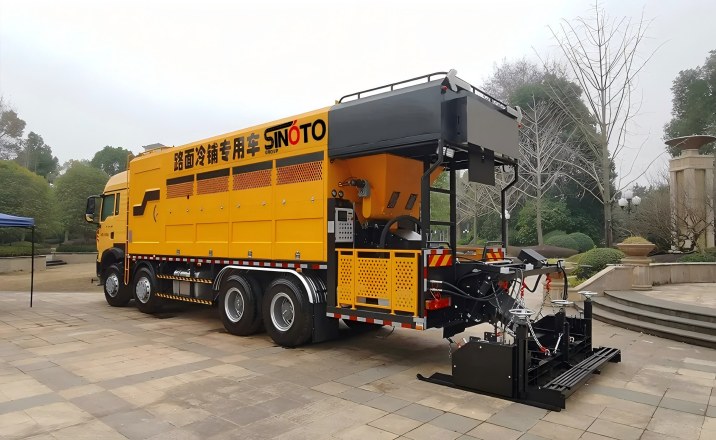 Adjustable spreader box of slurry sealer distributing uniform asphalt mixture