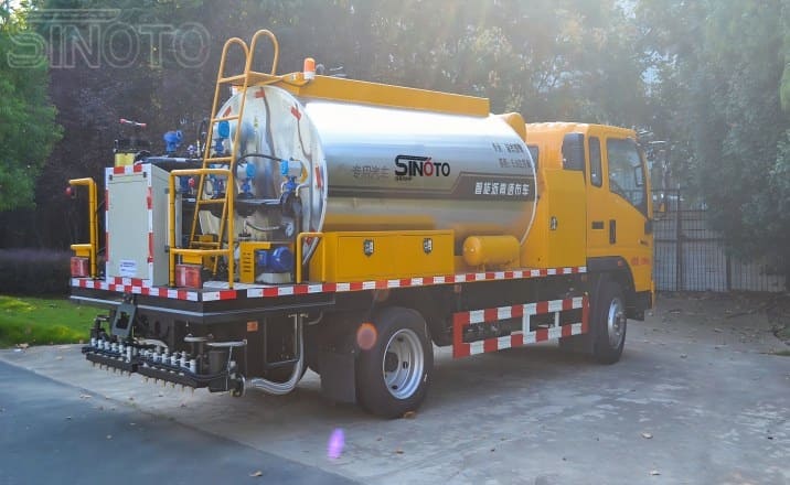 SINOTO asphalt distributor truck