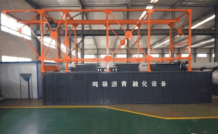 Internal bag-breaking blades and thermal oil heating grid of bitumen melter
